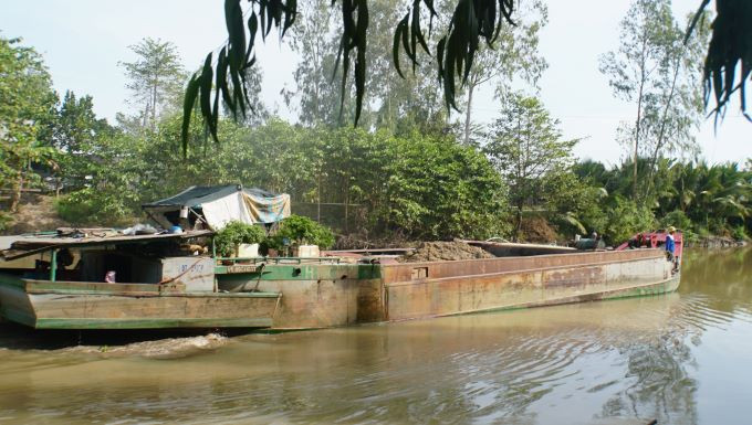 Ghe cát được điều đến xử lý sạt lở tại công trình cứu hộ bé trai tại Đồng Tháp. Ảnh: Hòa Hội