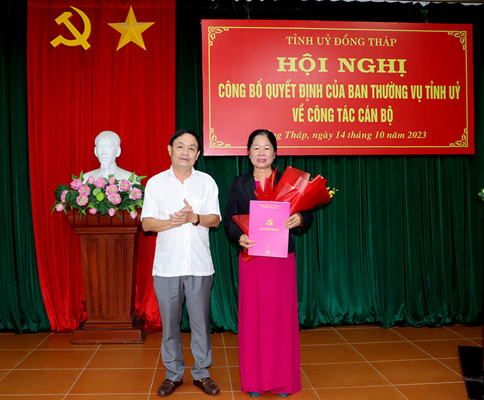 Ông Phan Văn Thắng trao quyết định cho bà Huỳnh Thị Tuyết Vui. Ảnh: V. Tiến Ông Phan Văn Thắng trao quyết định cho bà Huỳnh Thị Tuyết Vui. Ảnh: V. Tiến