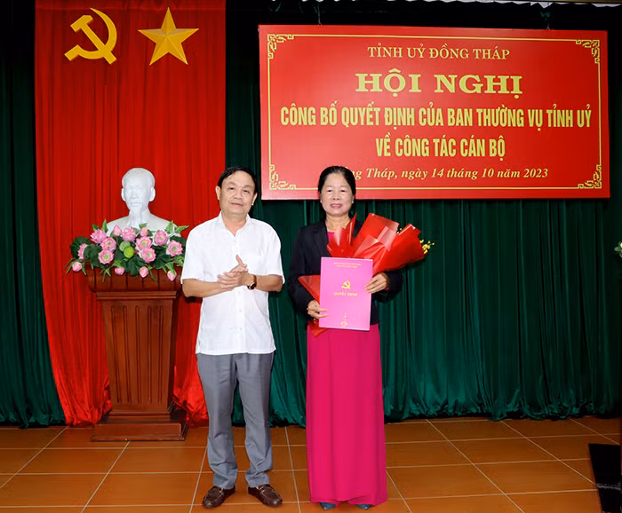 Ông Phan Văn Thắng trao quyết định cho bà Huỳnh Thị Tuyết Vui. Ảnh: V. Tiến