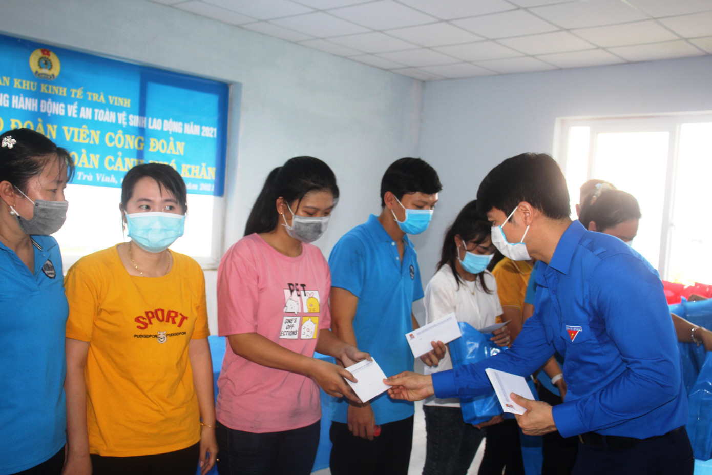 Anh Nguyễn Ngọc Lương, Bí thư Trung ương Đoàn tặng quà cho công nhân.