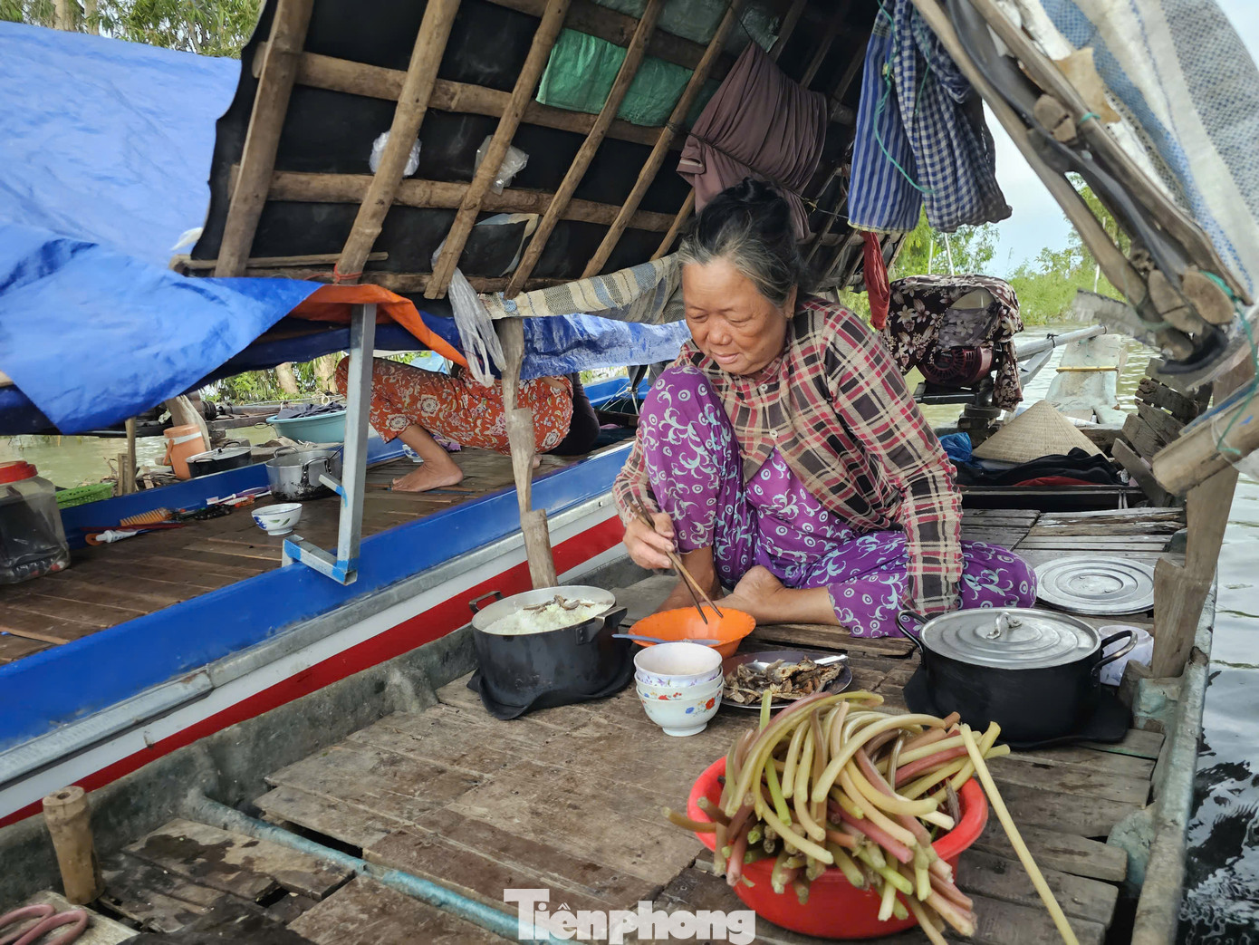 Người dân sống nghề câu lưới tận dụng bông súng ngoài đồng nhổ lên phục vụ bữa cơm. Ảnh: Hòa Hội