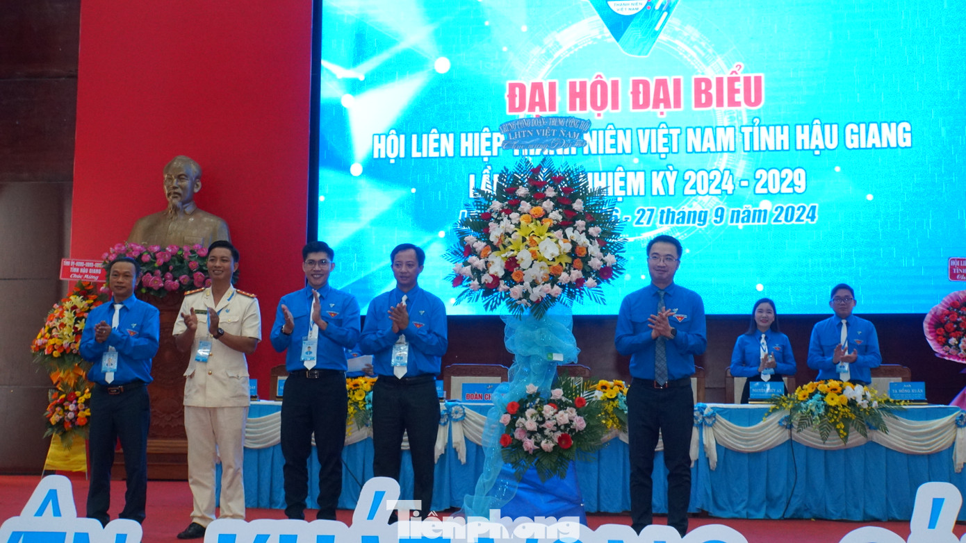 Bí thư Trung ương Đoàn tặng hoa chúc mừng đại hội. Ảnh: Hòa Hội