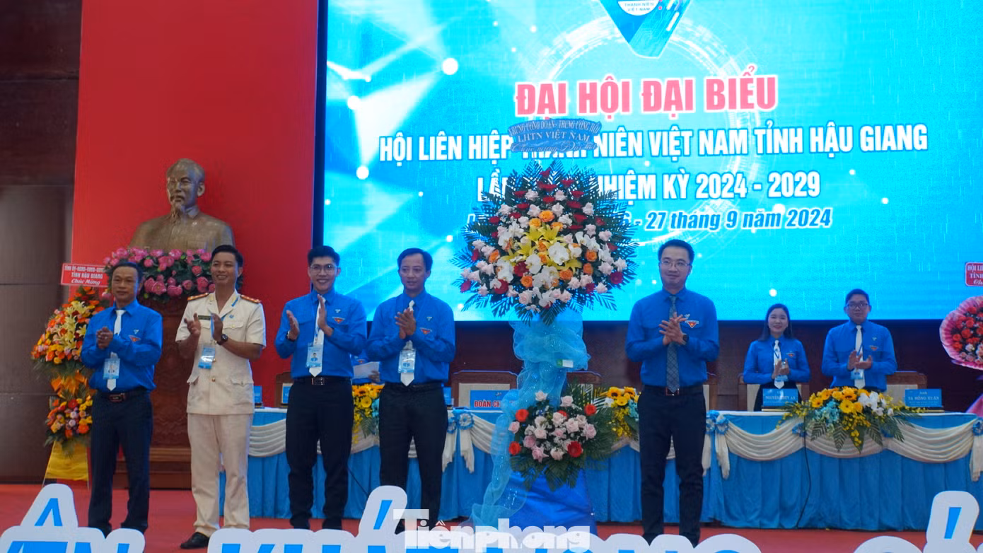 Bí thư Trung ương Đoàn tặng hoa chúc mừng đại hội. Ảnh: Hòa Hội