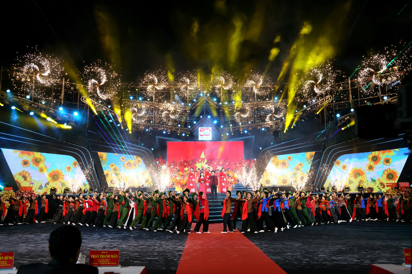 Chương trình nghệ thuật “Cần Thơ - viết tiếp bản hùng ca mùa Xuân”. Ảnh: M. Trung.