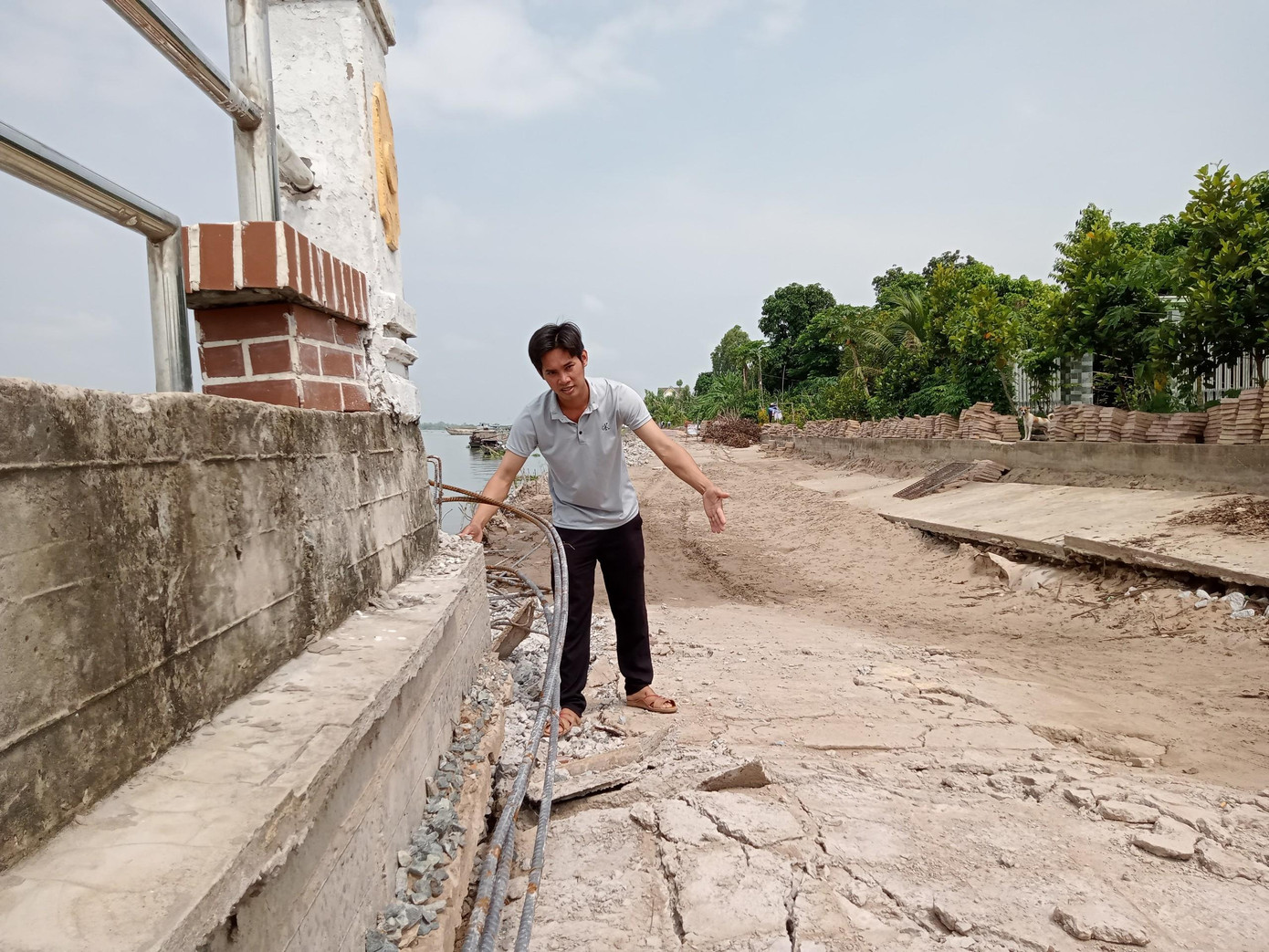 Bờ kè khu vực chợ Bình Thành, huyện Thanh Bình, tỉnh Đồng Tháp bị lún nghiêng đỉnh kè. Ảnh: P.H