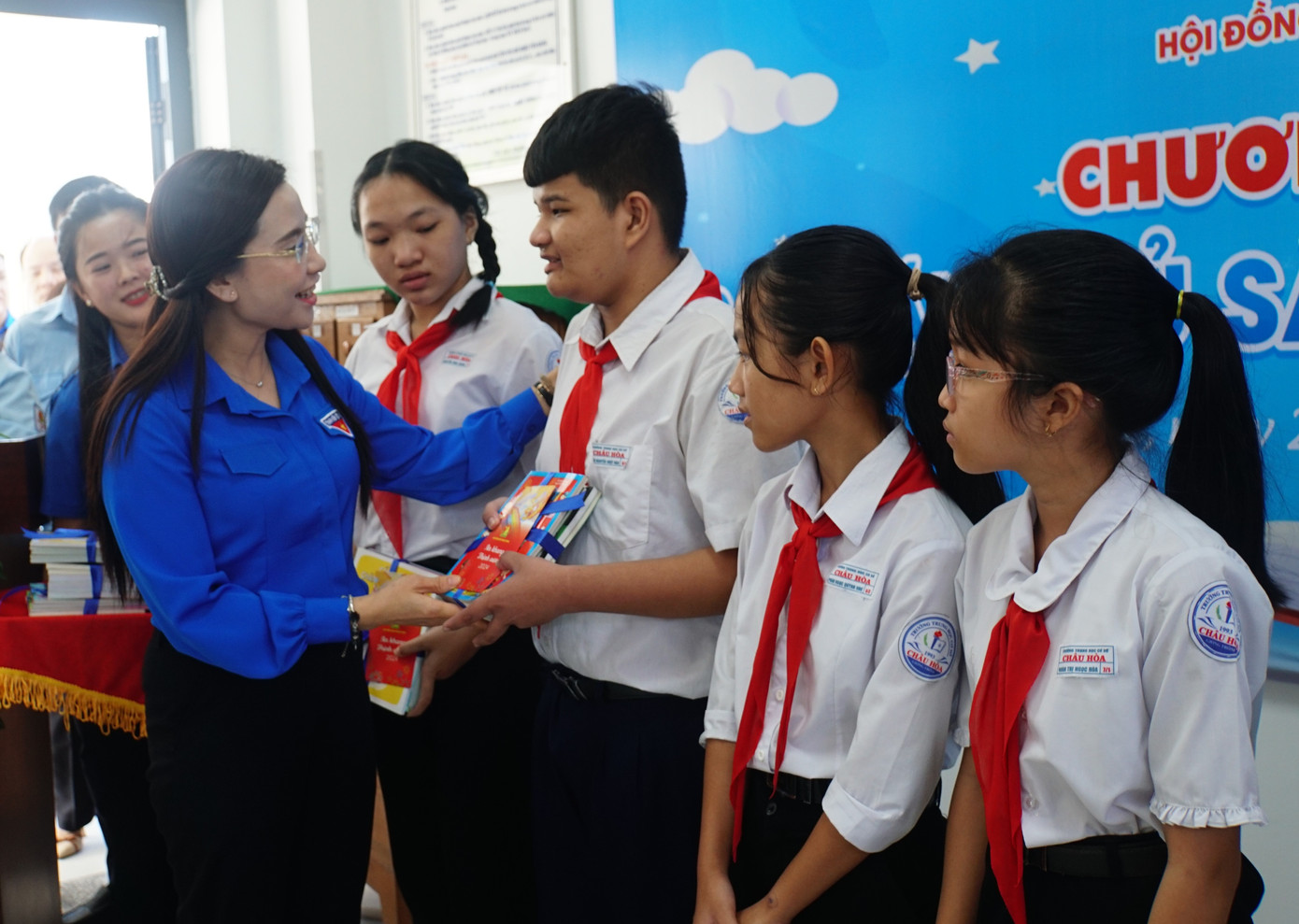 Bí thư Trung ương Đoàn Nguyễn Phạm Duy Trang tặng quà cho học sinh tại Bến Tre. Ảnh: Hòa Hội