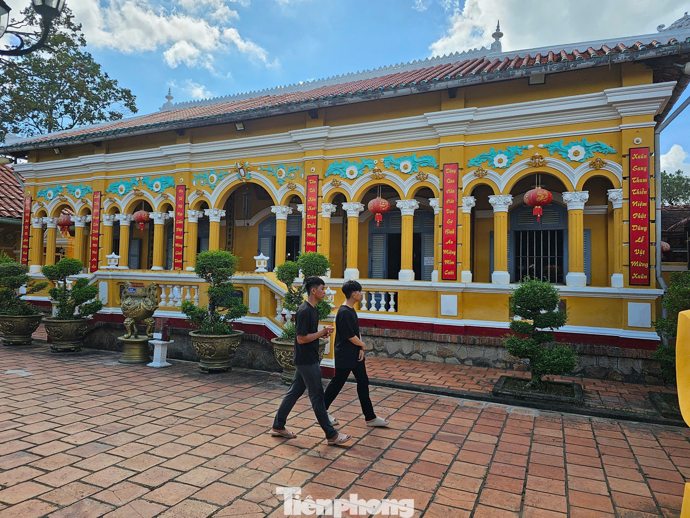 Phong cách kiến trúc chùa Nam Nhã, đặc biệt Chánh điện có sự kết hợp giữa Phật giáo Nam Bộ với kiến trúc xây dựng phương Tây.