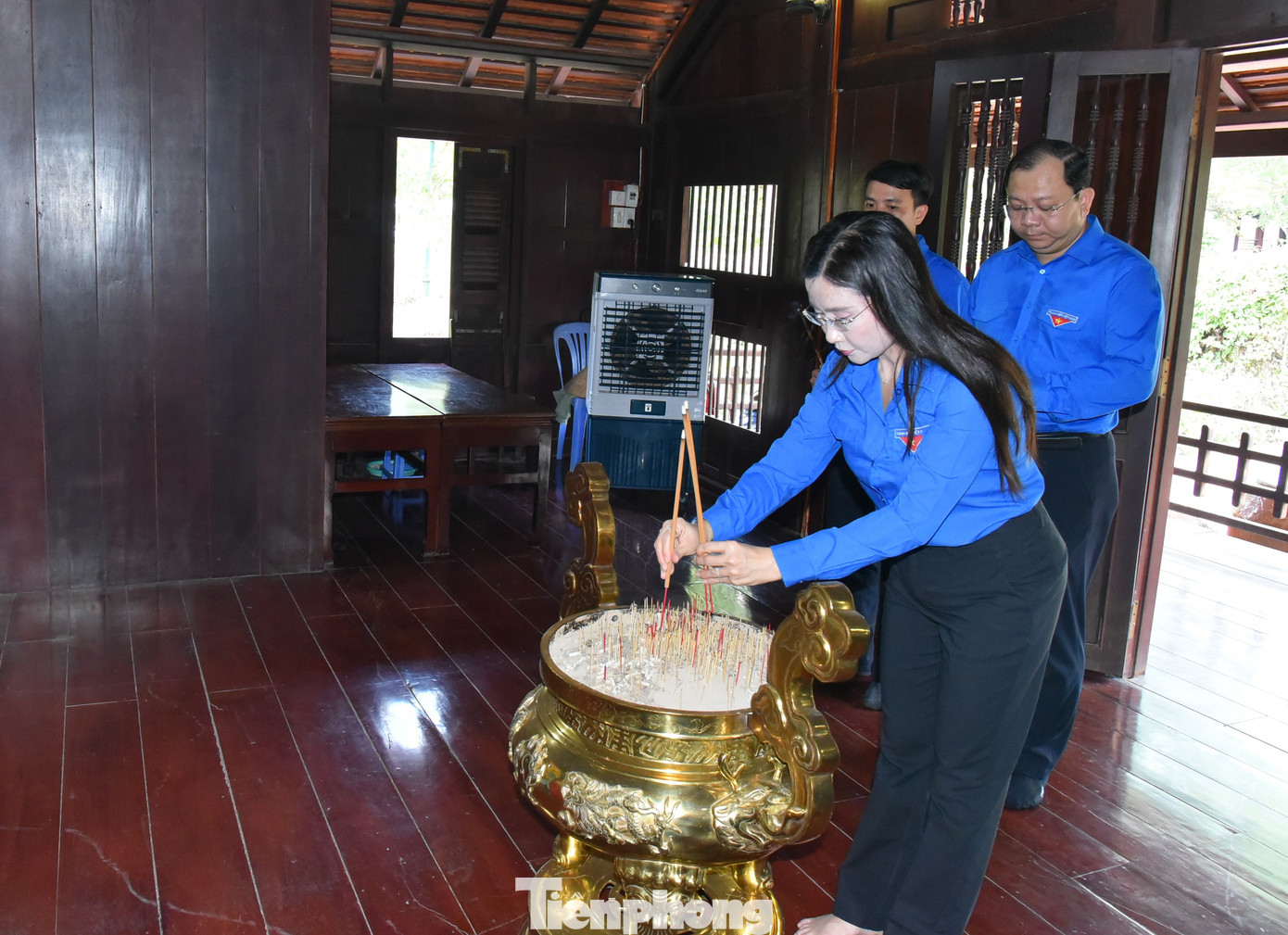 Chị Nguyễn Phạm Duy Trang viếng cụ Phó bảng Nguyễn Sinh Sắc tại TP. Cao Lãnh. Ảnh: Hòa Hội