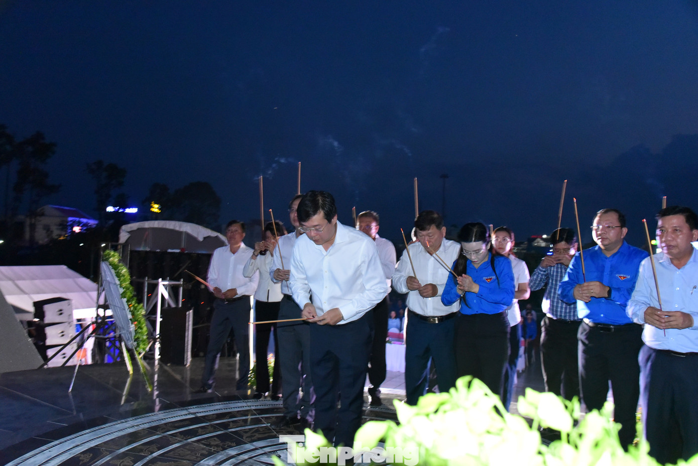 Đại biểu viếng anh hùng liệt sĩ. Ảnh: Hòa Hội