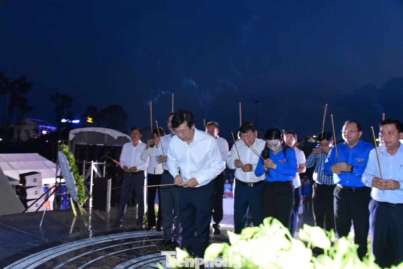 Đại biểu viếng anh hùng liệt sĩ. Ảnh: Hòa Hội