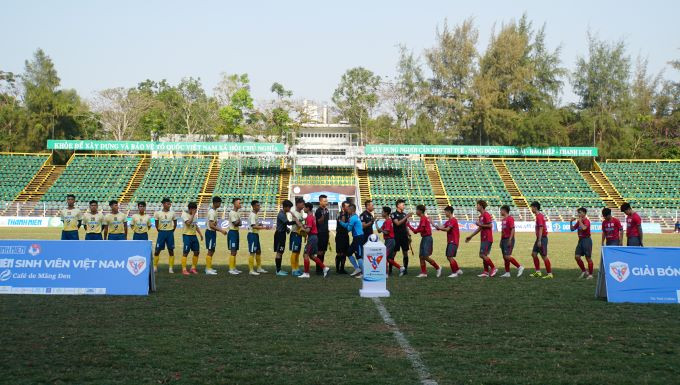 Đội trường đại học Cần Thơ và Đại học FPT Cần Thơ chuẩn bị thi đấu. Ảnh: Hòa Bình