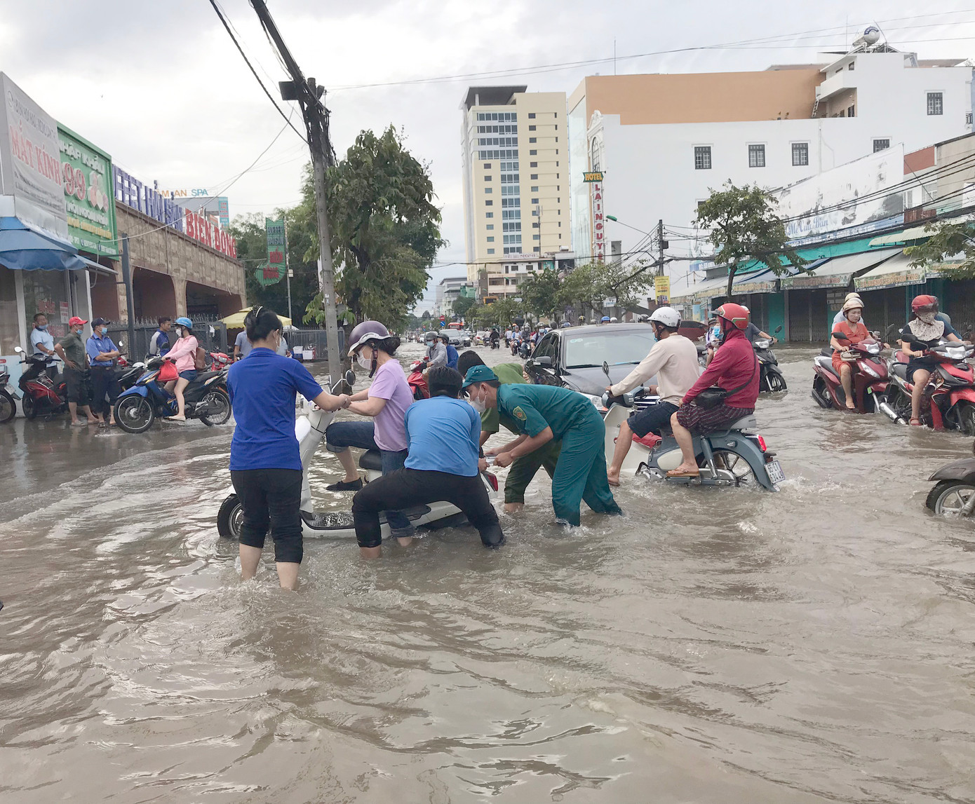 Trao đổi với phóng viên Tiền Phong, chị Phạm Thái Thu - Bí thư Quận đoàn Ninh Kiều (TP Cần Thơ) cho biết, trước tình hình triều cường dâng cao ảnh hướng đến việc đi lại của người dân, nhất là vào giờ cao điểm, Quận đoàn đã huy động đoàn viên thanh niên trực ở các điểm bị ngập sâu để hỗ trợ, đẩy xe và xử lý các sự cố xe chết máy...