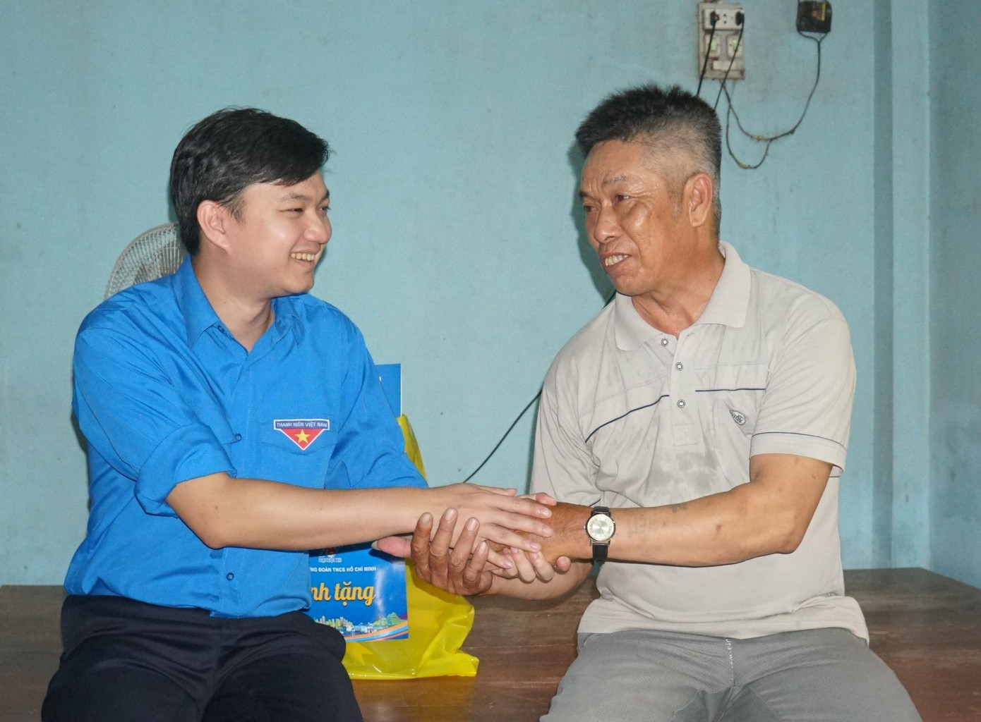 Dịp này, Bí thư Trung ương Đoàn Nguyễn Minh Triết cùng đoàn công tác viếng Nghĩa trang liệt sĩ tỉnh Kiên Giang; viếng mộ anh hùng liệt sĩ Phan Thị Ràng. Đồng thời, thăm hỏi, động viên gia đình chính sách tại huyện Hòn Đất. - Ảnh: Hòa Hội