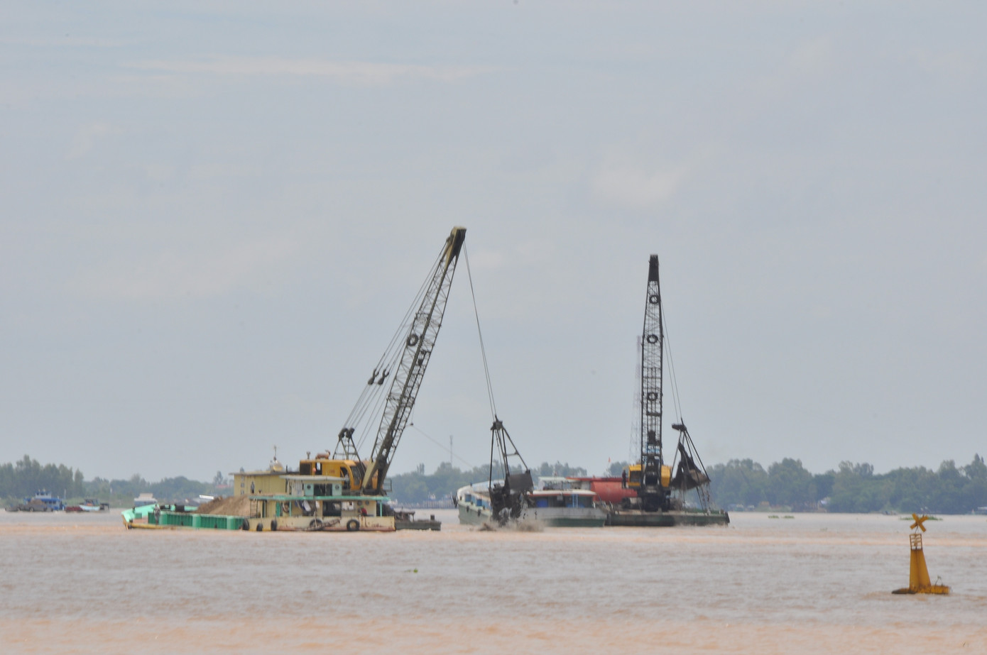 Khai thác cát trên sông Tiền. Ảnh: Hòa Hội.