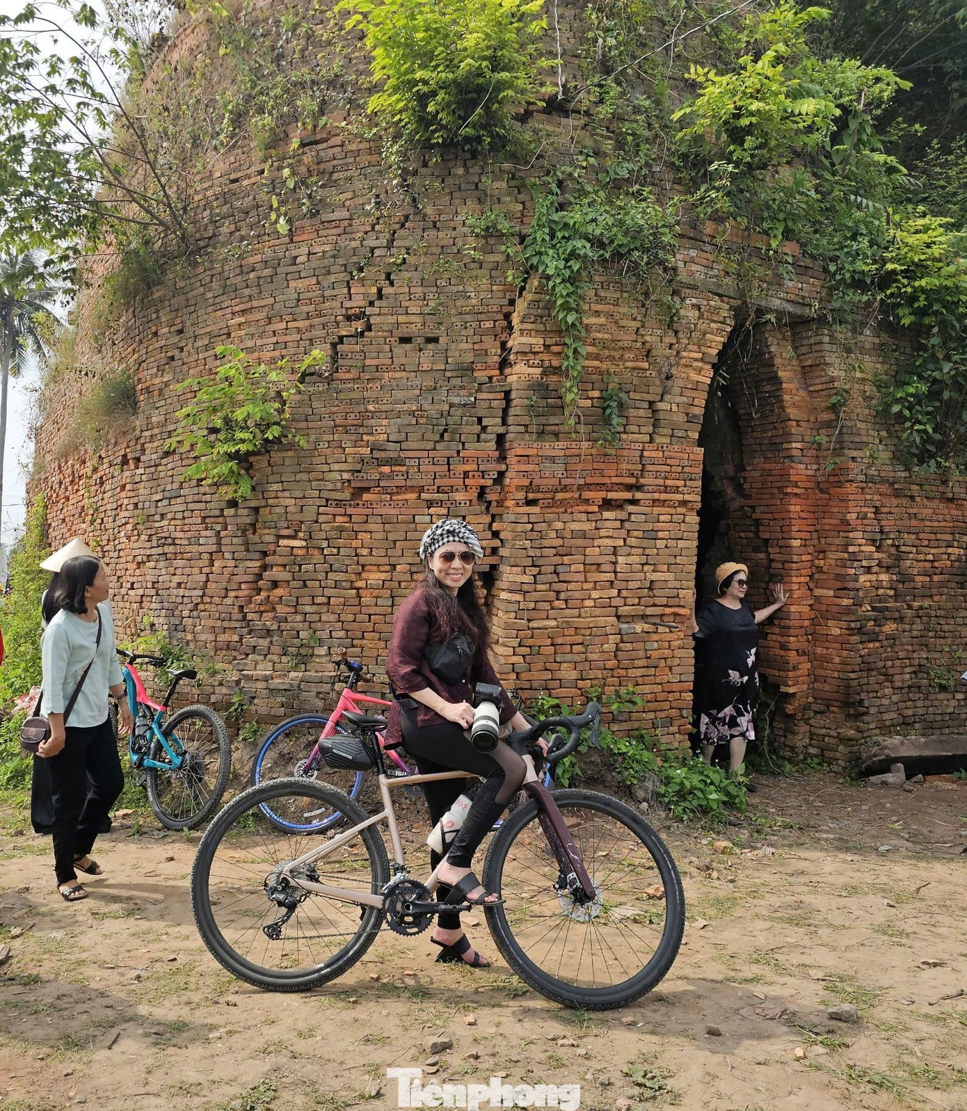 Lò gạch cũ bám đầy rêu phong tạo thành nét đặc trưng để du khách check-in. Ảnh: Hòa Hội.