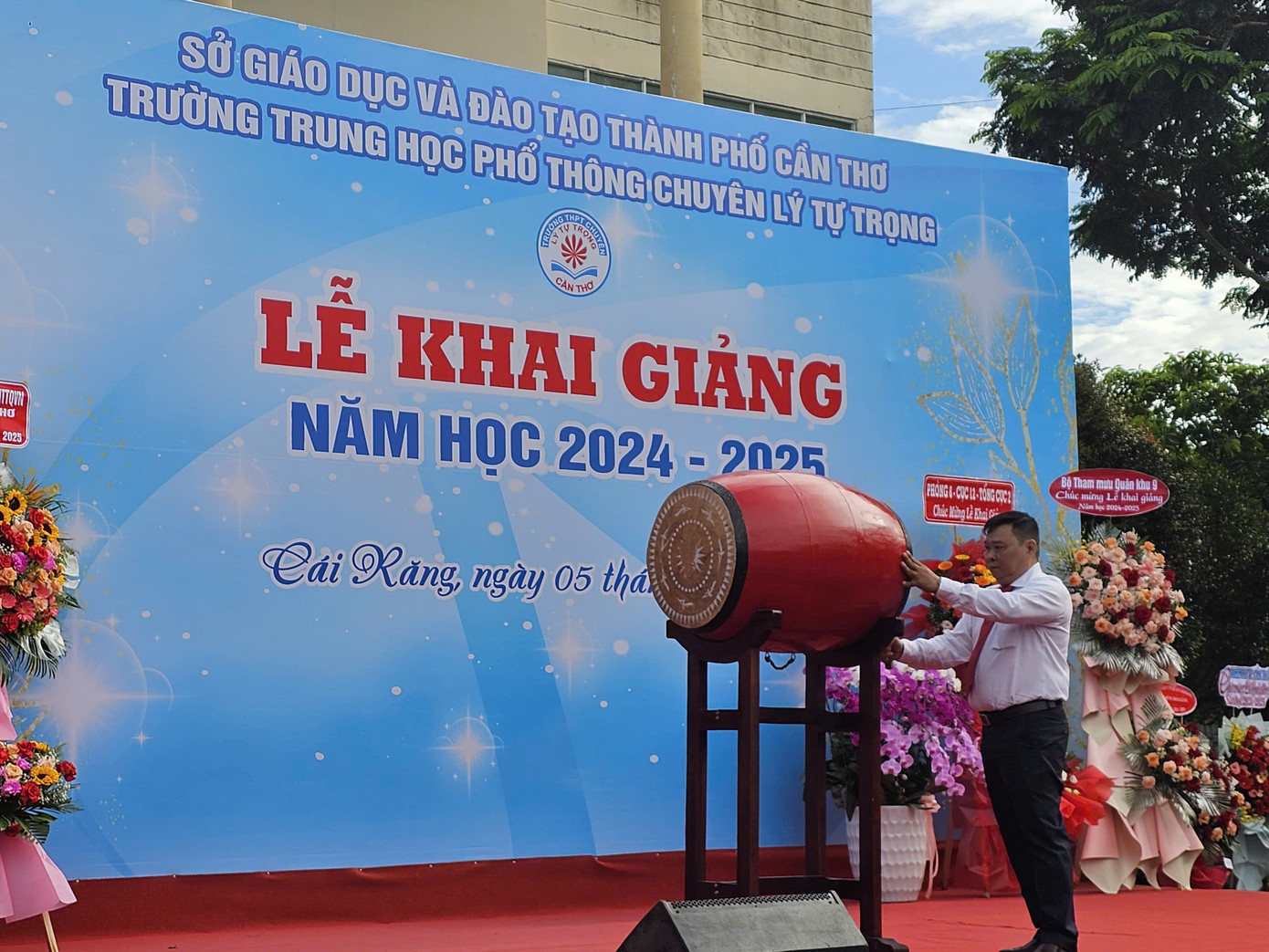 Thầy Nguyễn Mạnh Hùng, Hiệu trưởng trường THPT chuyên Lý Tự Trọng đánh trống khai giảng năm học mới. Ảnh: Hòa Hội Thầy Nguyễn Mạnh Hùng, Hiệu trưởng trường THPT chuyên Lý Tự Trọng đánh trống khai giảng năm học mới. Ảnh: Hòa Hội