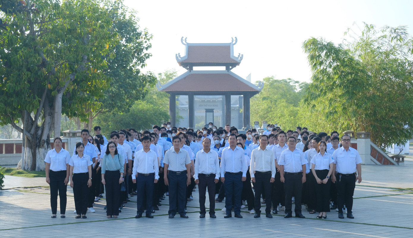 Hơn 200 sinh viên từ các trường đại học, cao đẳng trên địa bàn TP Cần Thơ viếng Đền thờ Vua Hùng (quận Bình Thủy, TP Cần Thơ).
