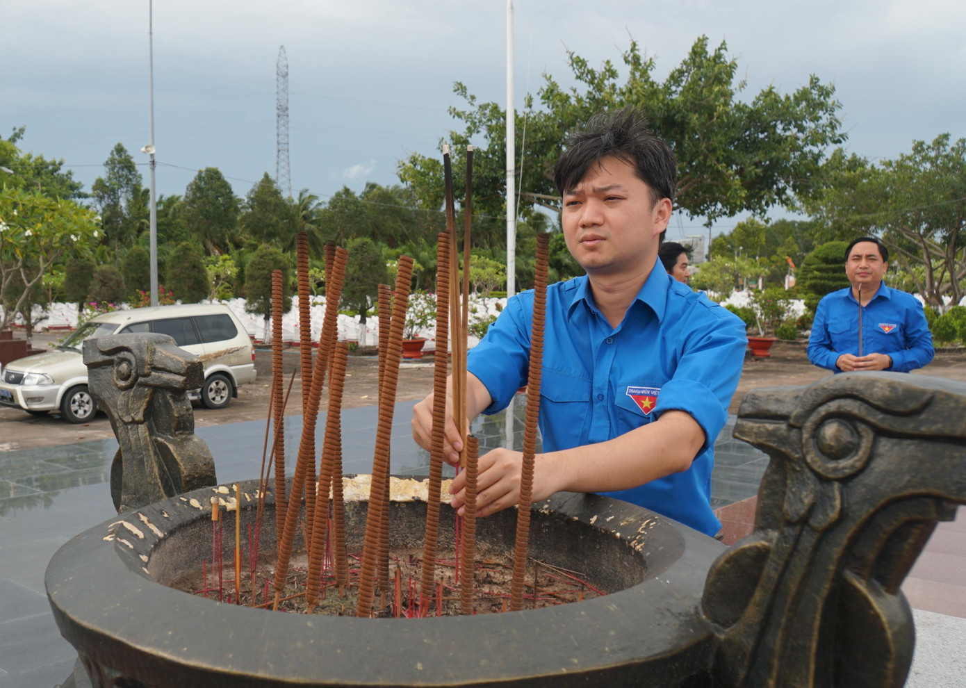 Anh Nguyễn Minh Triết, Bí thư Trung ương Đoàn viếng nghĩa trang liệt sĩ tỉnh Kiên Giang.