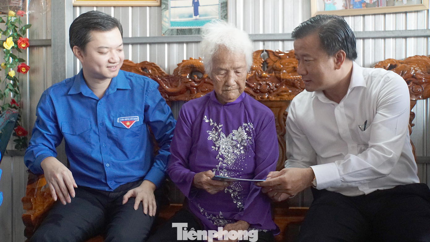 Bí thư Trung ương Đoàn thăm hỏi, chúc mừng năm mới, tặng quà Mẹ Việt Nam anh hùng Huỳnh Thị Lùn (90 tuổi) ở ấp Bình Thành B, xã Bình Thạnh, TP. Hồng Ngự. Ảnh: Hòa Hội