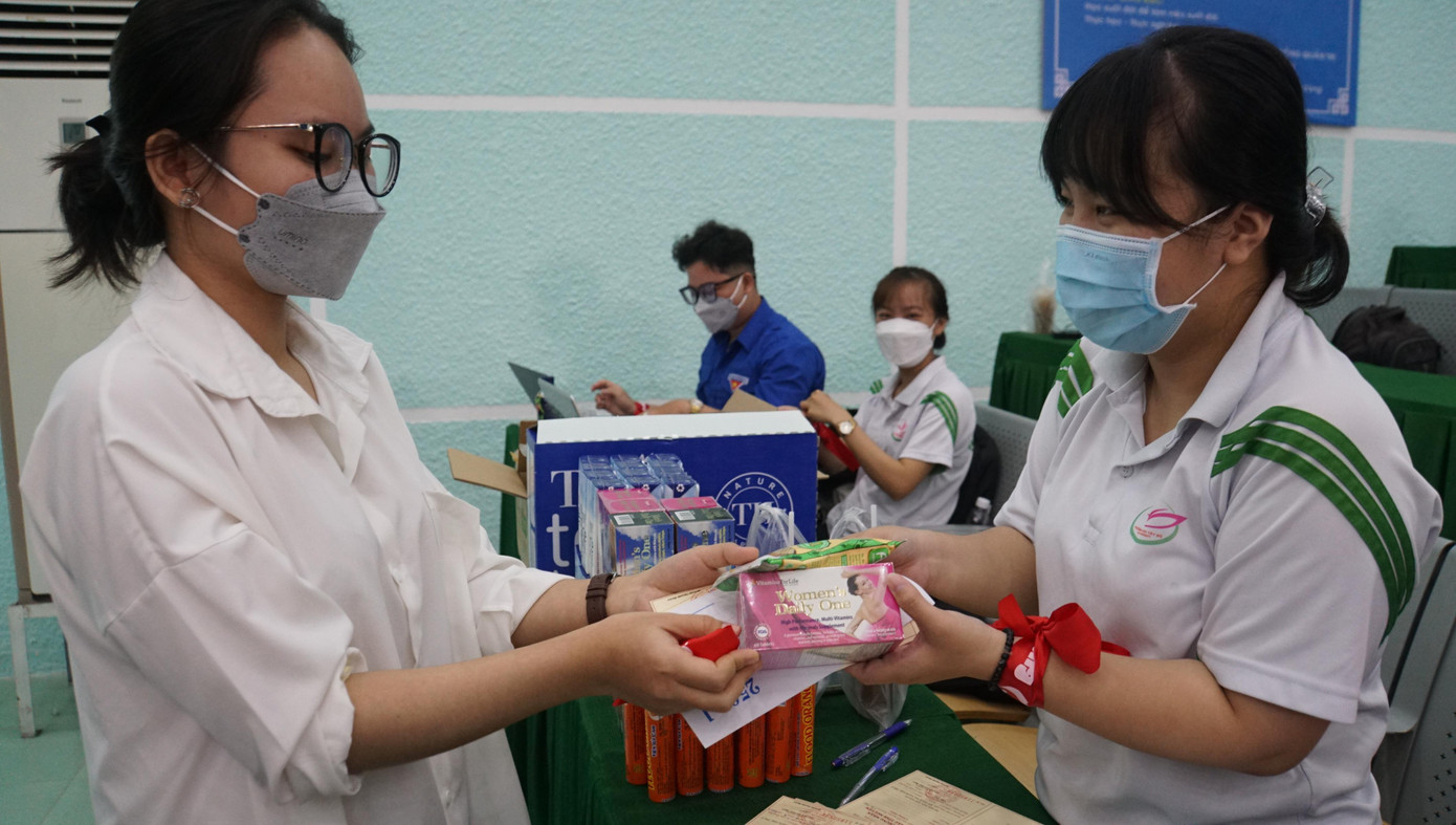 Ban tổ chức tặng quà cho sinh viên tham gia hiến máu. - Ảnh: Hòa Hội Ban tổ chức tặng quà cho sinh viên tham gia hiến máu. - Ảnh: Hòa Hội