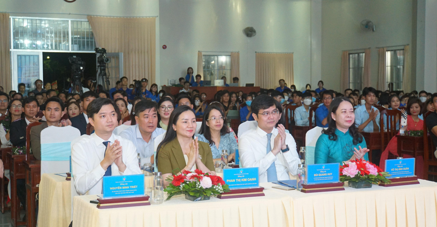 Phó Chủ tịch nước Võ Thị Ánh Xuân (bìa phải) cùng lãnh đạo Trung ương Đoàn. Ảnh: Hòa Hội