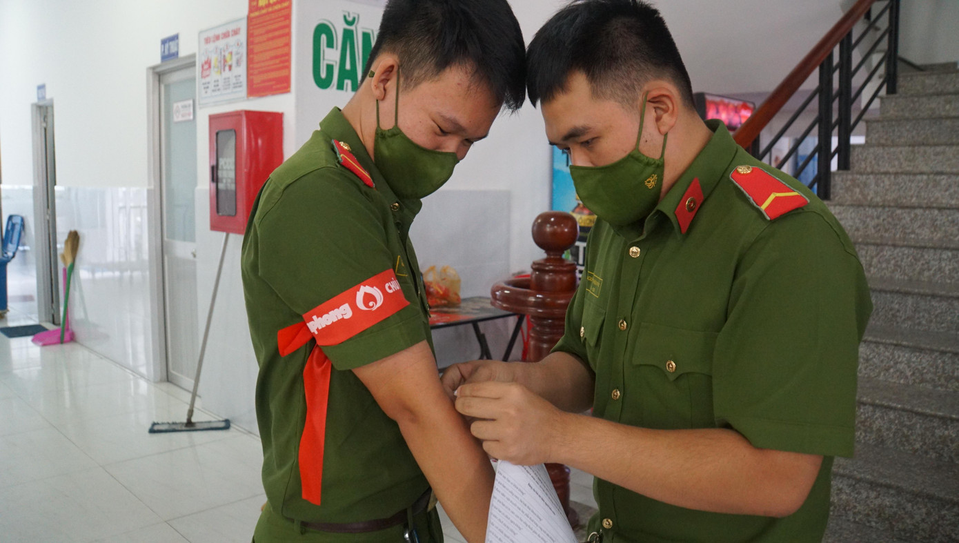 Các chiến sĩ hỗ trợ nhau Quang cảnh Chủ nhật Đỏ tại TP Cần Thơ. - Ảnh: Hòa Hội