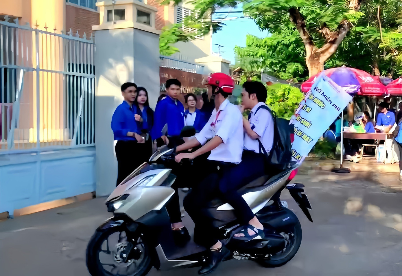 Em Bùi Anh Kiệt được tình nguyện viên kịp thời đưa đến điểm thi. Em Bùi Anh Kiệt được tình nguyện viên kịp thời đưa đến điểm thi.