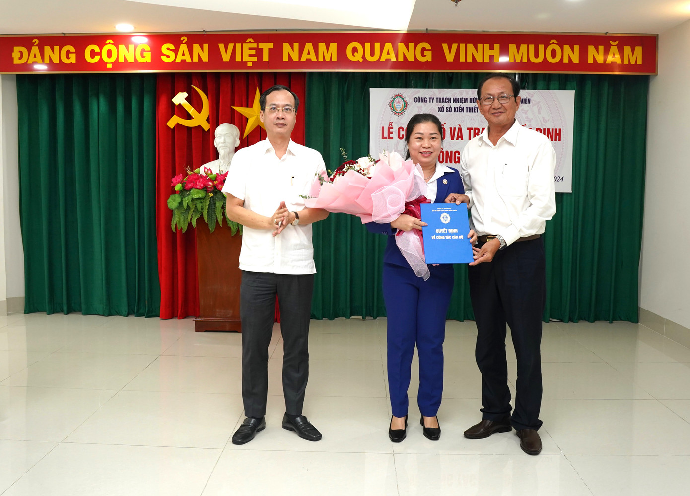 Ông Trần Trí Quang - Phó Chủ tịch UBND tỉnh Đồng Tháp (bên trái) - tặng hoa chúc mừng bà Kiều Thị Mỹ Trinh.
