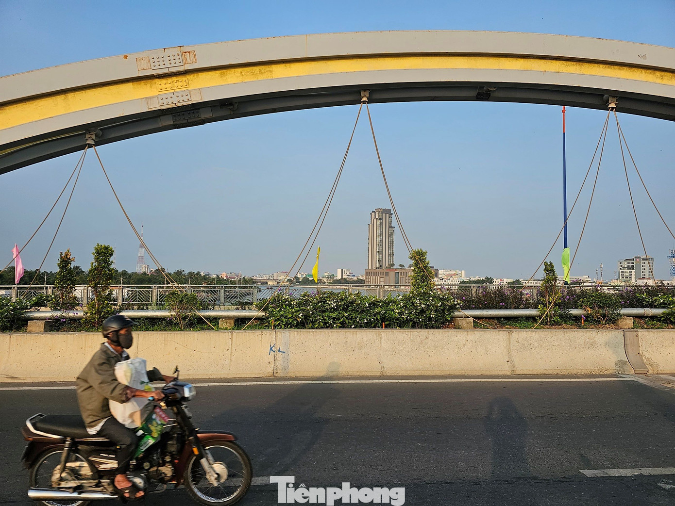 Cầu Quang Trung vắng vẻ ngày đầu năm mới. Ảnh: Hòa Hội