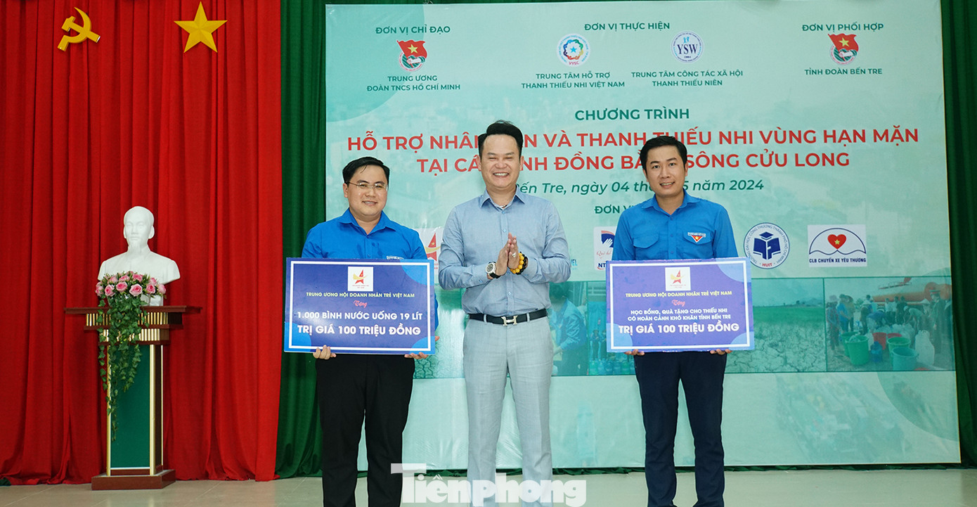 Anh Đặng Hồng Anh - Phó Chủ tịch Hội LHTN Việt Nam, Chủ tịch Hội Doanh nhân trẻ Việt Nam trao tặng 1.000 bình nước uống, quà cho người dân và thanh thiếu nhi Bến Tre trị giá 200 triệu đồng. Ảnh: Hòa Hội Anh Đặng Hồng Anh - Phó Chủ tịch Hội LHTN Việt Nam, Chủ tịch Hội Doanh nhân trẻ Việt Nam trao tặng 1.000 bình nước uống, quà cho người dân và thanh thiếu nhi Bến Tre trị giá 200 triệu đồng. Ảnh: Hòa Hội