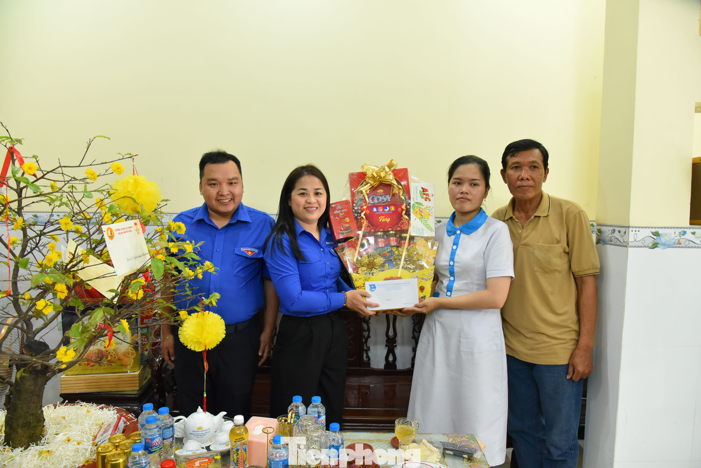 Lãnh đạo Thành Đoàn Cần Thơ tặng quà cho bạn Phạm Quế Hân. Ảnh: Hòa Hội