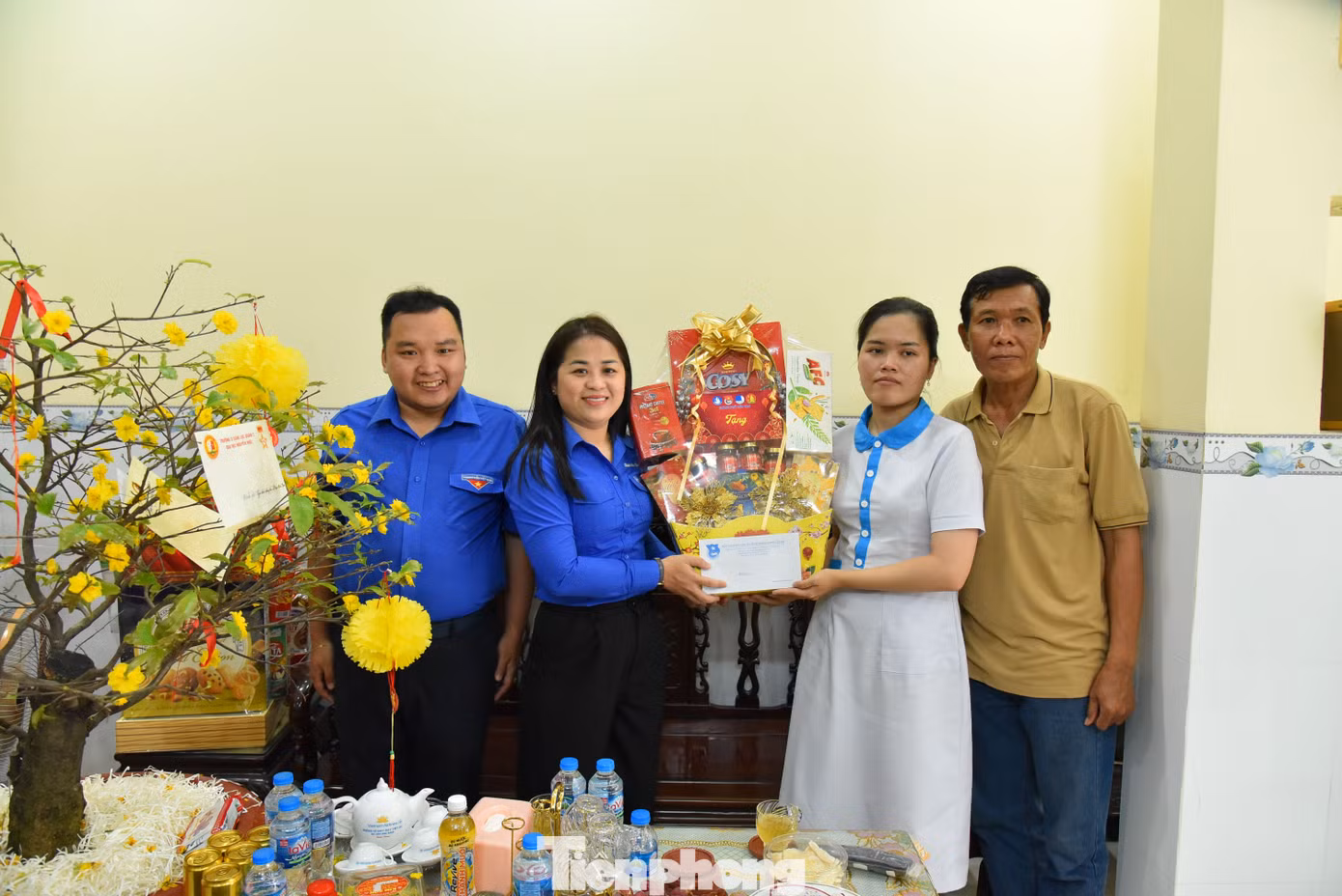 Lãnh đạo Thành Đoàn Cần Thơ tặng quà cho bạn Phạm Quế Hân. Ảnh: Hòa Hội Lãnh đạo Thành Đoàn Cần Thơ tặng quà cho bạn Phạm Quế Hân. Ảnh: Hòa Hội