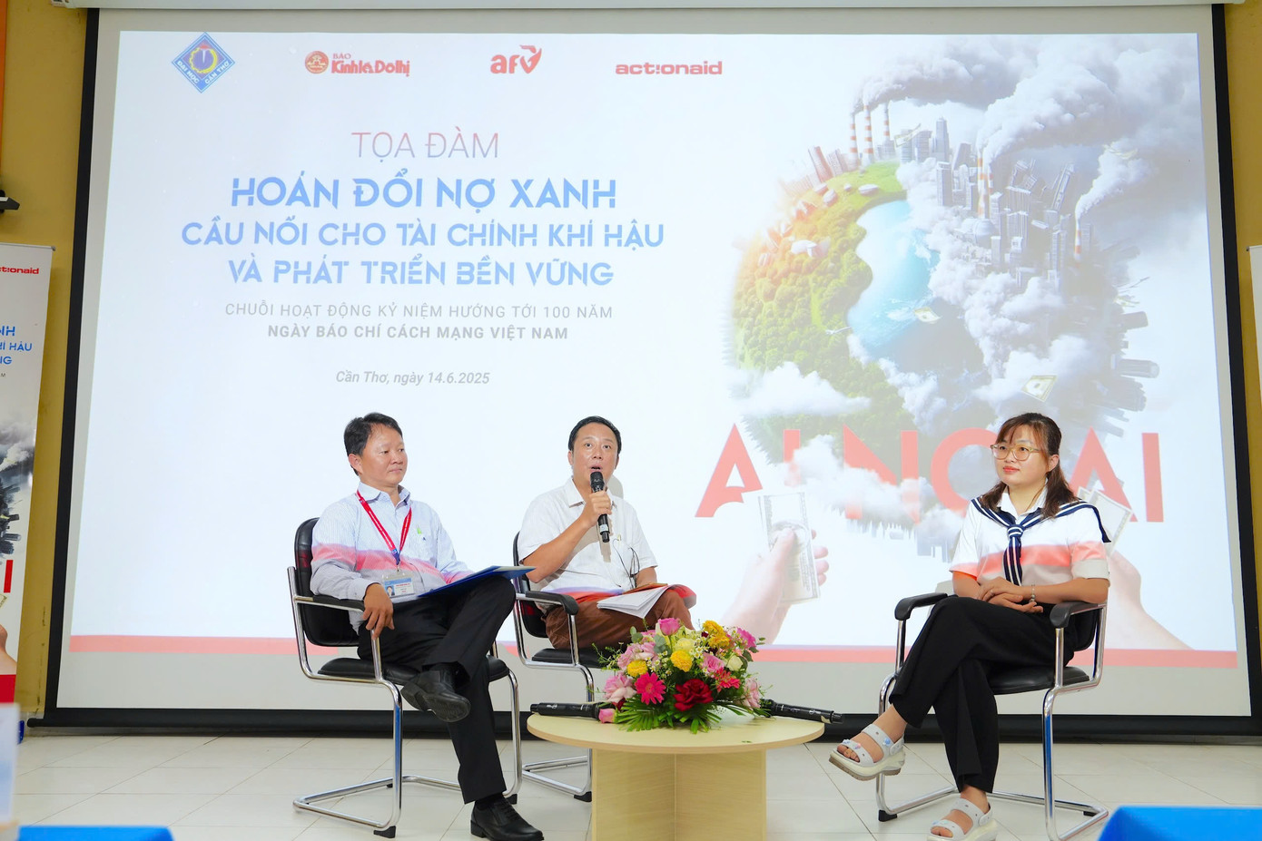 Các diễn giả trao đổi tại tọa đàm.