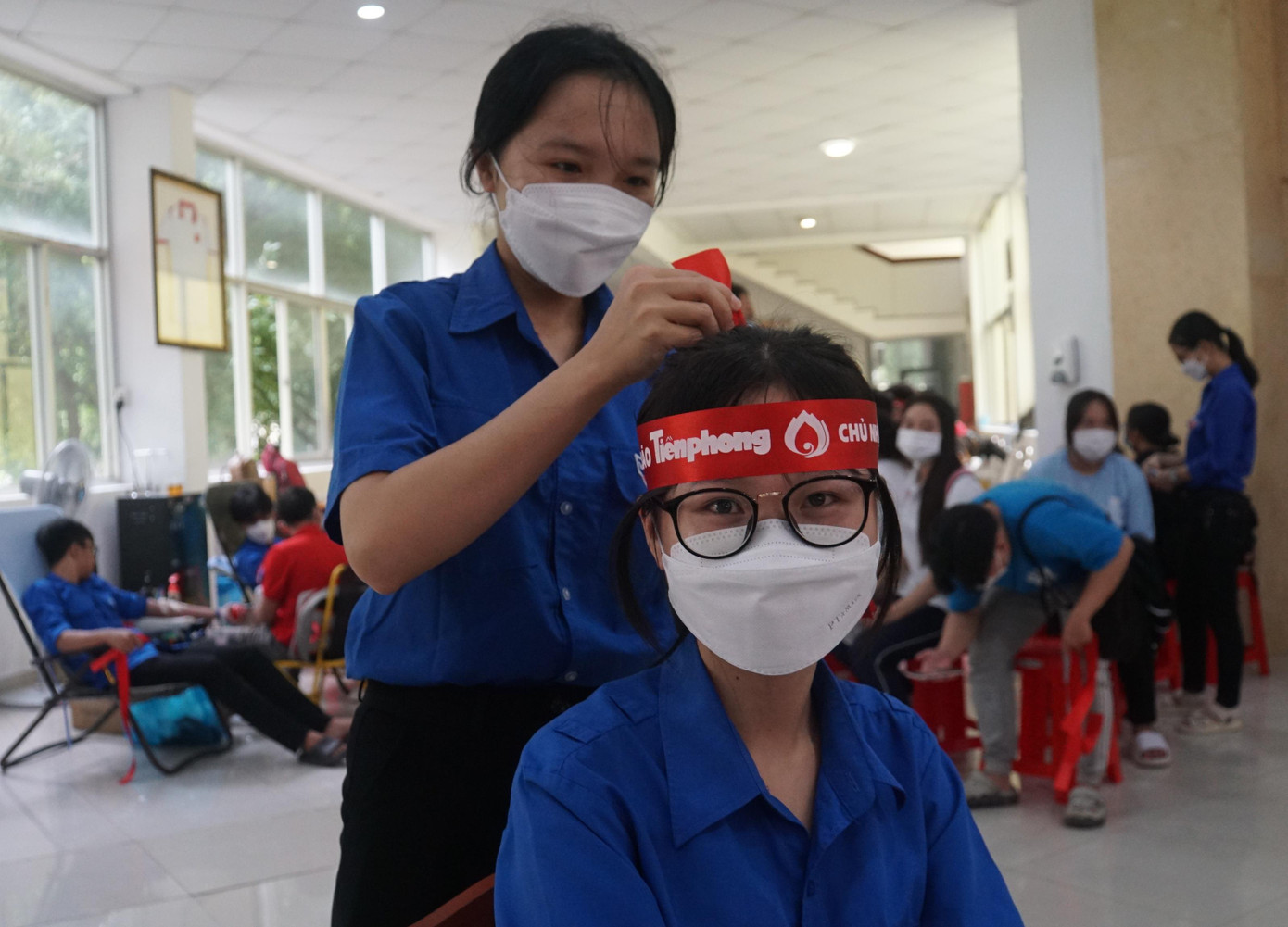 Bạn Lê Kim Ngân (sinh viên năm 3, ngành Sư phạm Ngữ văn) tươi cười sau khi hiến máu. Ngân cho biết, muốn chia sẻ giọt máu của mình để giúp người bệnh.