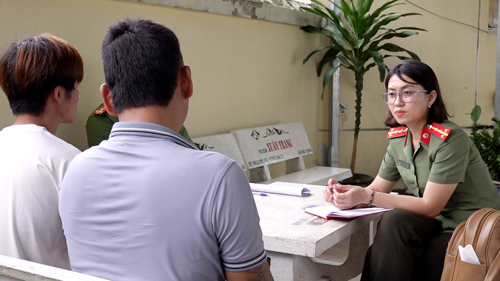 Các nạn nhân kể lại vụ việc với cán bộ công an.