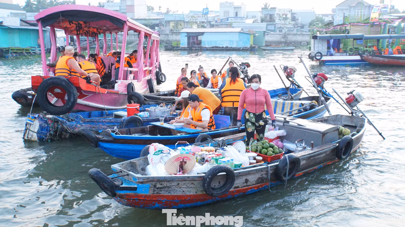 Tại chợ nổi, từ sáng sớm những chiếc ghe bán bún riêu bồng bềnh, lắc lư trên mặt nước đã xuất hiện để phục vụ cho thương hồ và du khách. Ảnh: Hòa Hội.