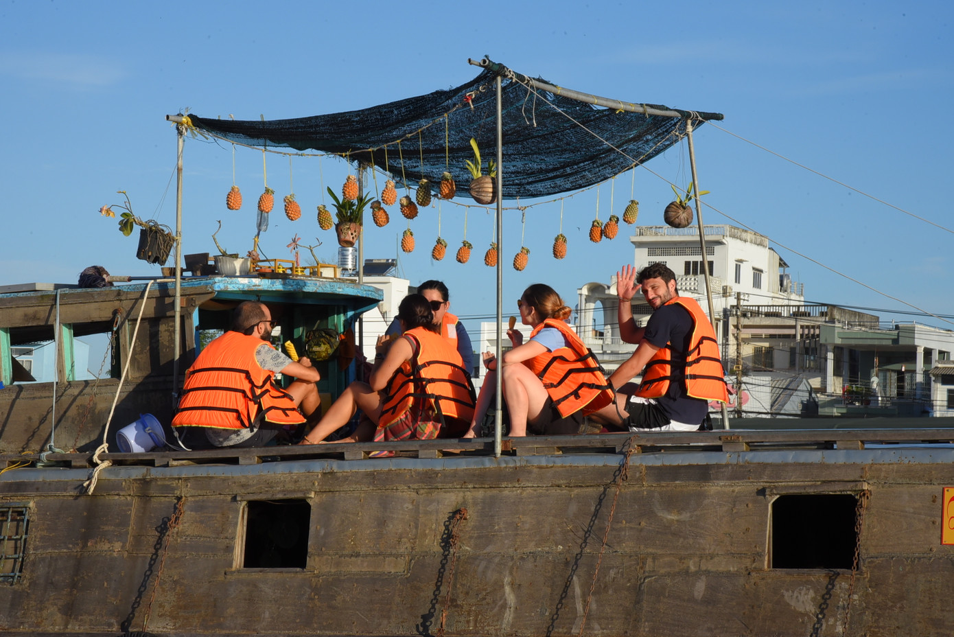 Khách quốc tế trải nghiệm trên ghe của thương hồ. Ảnh:Hòa Hội Khách quốc tế trải nghiệm trên ghe của thương hồ. Ảnh:Hòa Hội