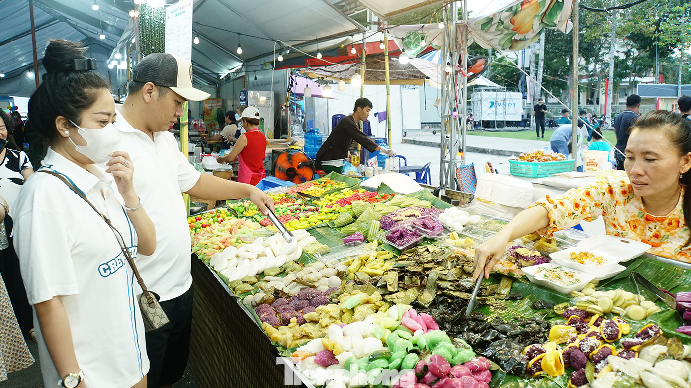 Trong khuôn khổ lễ hội, diễn ra nhiều hoạt động như: Hội thi Bánh dân gian; trưng bày và trình diễn cách làm bánh của các nghệ nhân; không gian trưng bày các loại bánh dân gian; Không gian giới thiệu và trình diễn Di sản văn hóa phi vật thể quốc gia nghề làm bánh tráng Thuận Hưng. Ảnh: Hòa Hội.