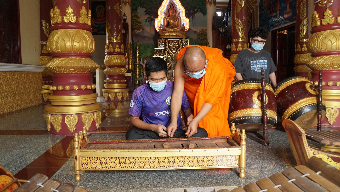 Thượng tọa Lý Hùng hướng dẫn học trò