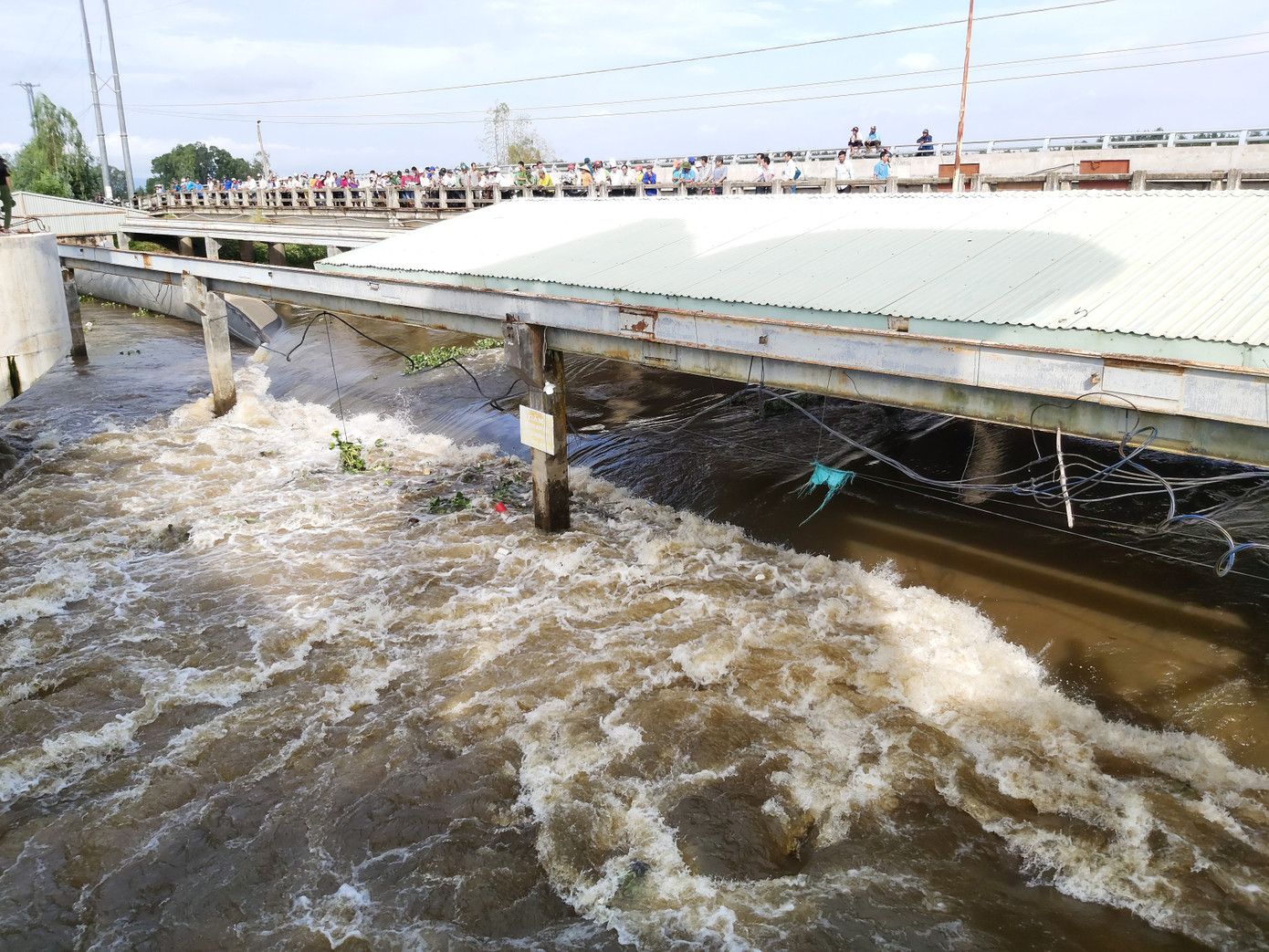 Xả đập Trà Sư tại thị xã Tịnh Biên, tỉnh An Giang năm 2019. Ảnh: Hòa Hội Xả đập Trà Sư tại thị xã Tịnh Biên, tỉnh An Giang năm 2019. Ảnh: Hòa Hội
