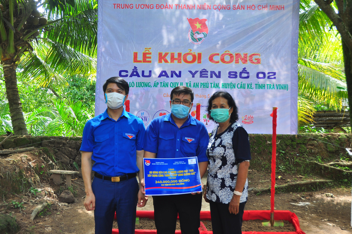 Tại chương trình khởi công cầu nông thôn, Trung ương Đoàn còn trao tặng 60 bóng đèn cao áp năng lượng mặt trời, xây dựng công trình “thắp sáng đường quê”, trị giá 240 triệu đồng cho Huyện đoàn Cầu Kè. Như vậy, tổng giá trị của các công trình mà Đoàn công tác của Trung ương Đoàn, Hội Đồng Đội Trung ương trao tặng tại huyện Cầu Kè trị giá gần 1 tỷ đồng. - Ảnh: Hòa Hội