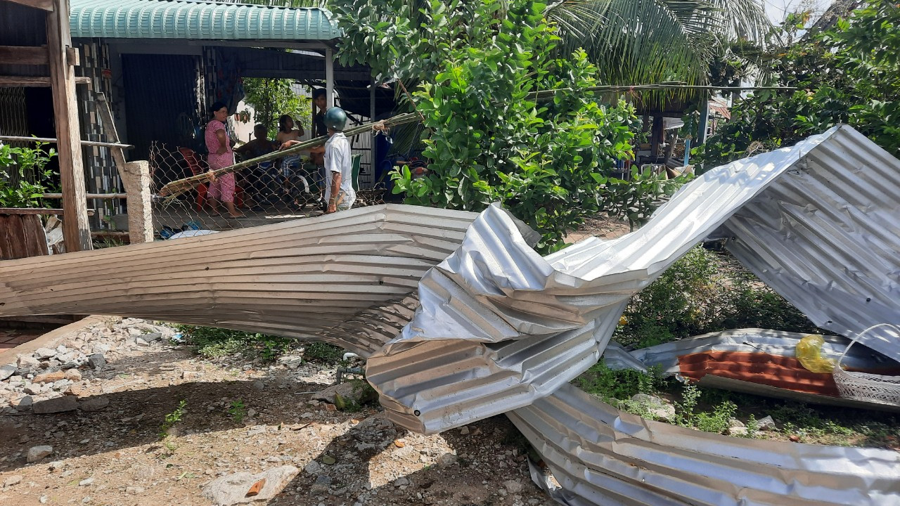Tôn lợp nhà bị dông, lốc cuốn văng ra xa.
