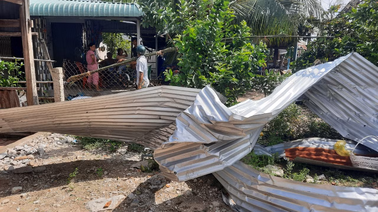 Tôn lợp nhà bị dông, lốc cuốn văng ra xa. Tôn lợp nhà bị dông, lốc cuốn văng ra xa.