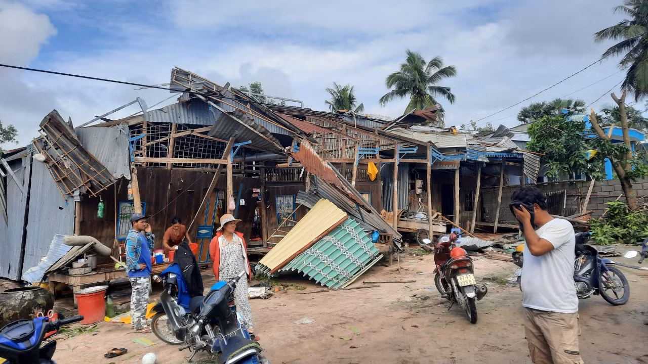 Mưa giông làm đổ sập nhà dân tại thị xã Tịnh Biên, tỉnh An Giang. Ảnh: T. Tiến Mưa giông làm đổ sập nhà dân tại thị xã Tịnh Biên, tỉnh An Giang. Ảnh: T. Tiến