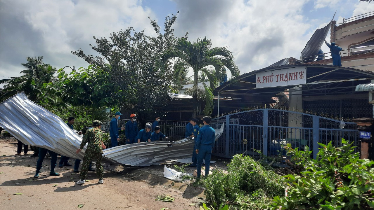 Lực lượng chức năng hỗ trợ người dân khắc phục hậu quả dông lốc.