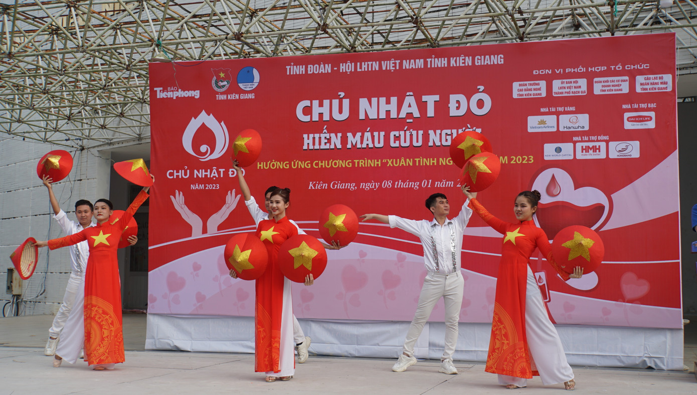 Ngày hội “Chủ nhật Đỏ” là chương trình hiến máu tình nguyện do Báo Tiền Phong khởi xướng từ năm 2009 tại Hà Nội, phối hợp với Ủy ban An toàn giao thông Quốc gia và Viện Huyết học Truyền máu Trung ương tổ chức vào những ngày giáp Tết Nguyên đán hàng năm. Ảnh: Hòa Hội