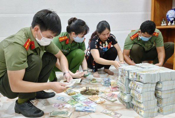 Lực lượng chức năng khám xét tiệm vàng của ông Bình. Ảnh: Tiến Tầm.