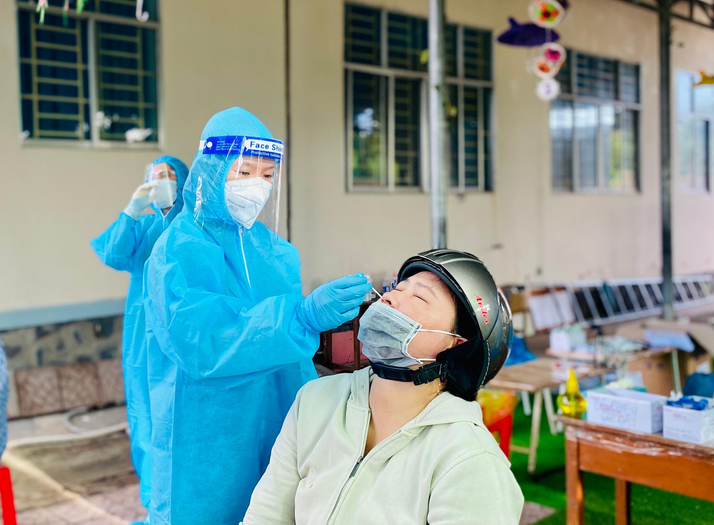 Lý Huyền Trân đang lấy mẫu cho người dân. - Ảnh: NVCC Lý Huyền Trân đang lấy mẫu cho người dân. - Ảnh: NVCC