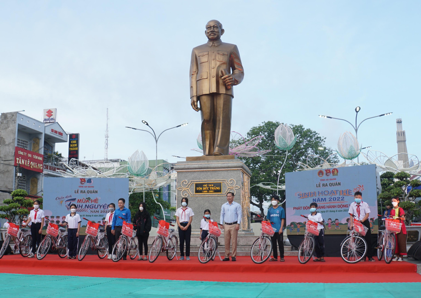 Lãnh đạo UBND tỉnh và Tỉnh Đoàn An Giang trao tặng xe đạp cho học sinh. - Ảnh: Hòa Hội