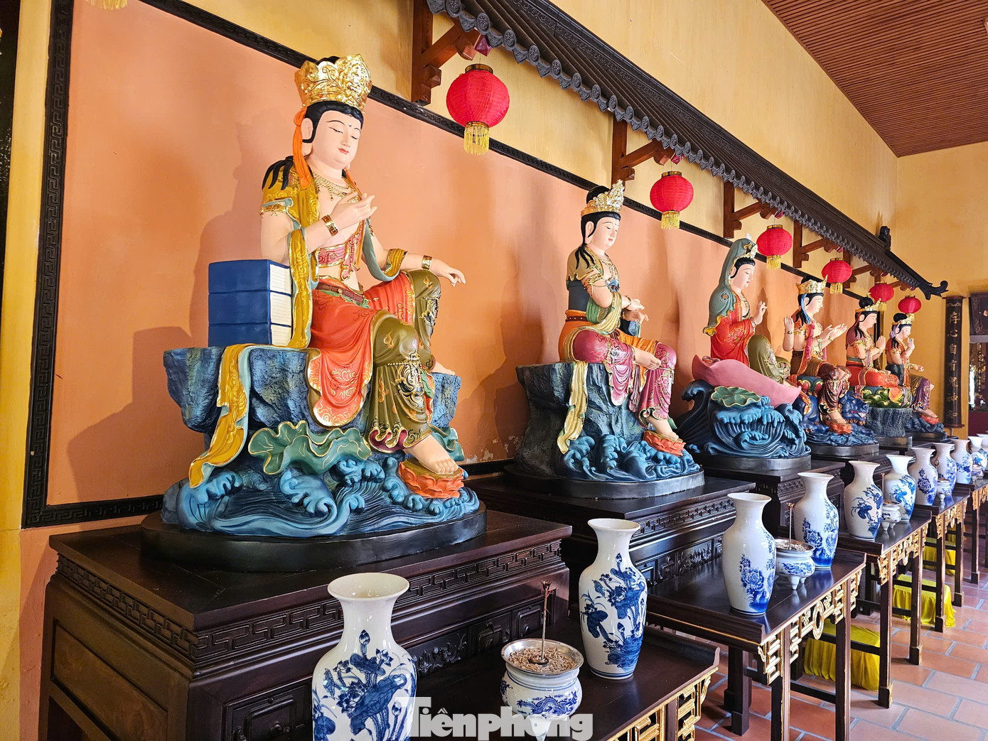 Tượng phật bên trong chùa Nam Nhã.